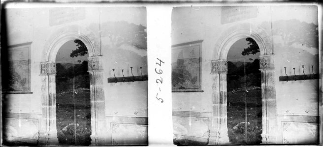 Porta d´entrada a dins d´una sala del castell de Casp