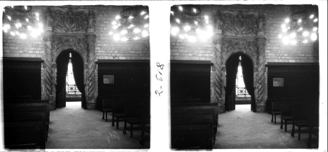 Porta i vista interior del Saló de Cent a la casa de la Ciutat de Barcelona
