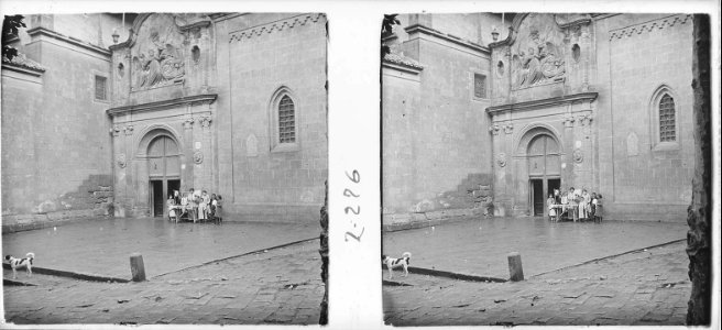 Porta lateral de la catedral de Solsona
