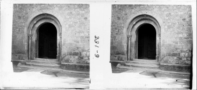 Porta romànica i església