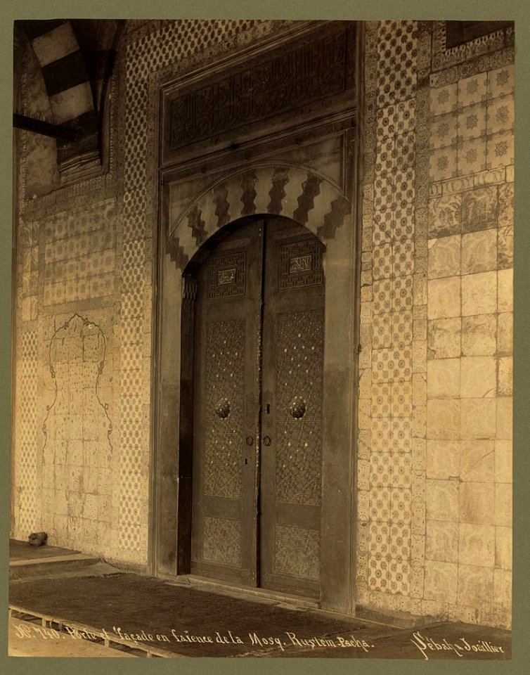 Porte et façade en faience de la Mosqu. Roustem-Pacha - Sébah & Joaillier. LCCN2003688280