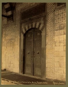 Porte et façade en faience de la Mosqu. Roustem-Pacha - Sébah & Joaillier. LCCN2003688280