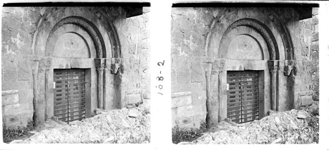 Portada de l'església de Sant Joan les Fonts