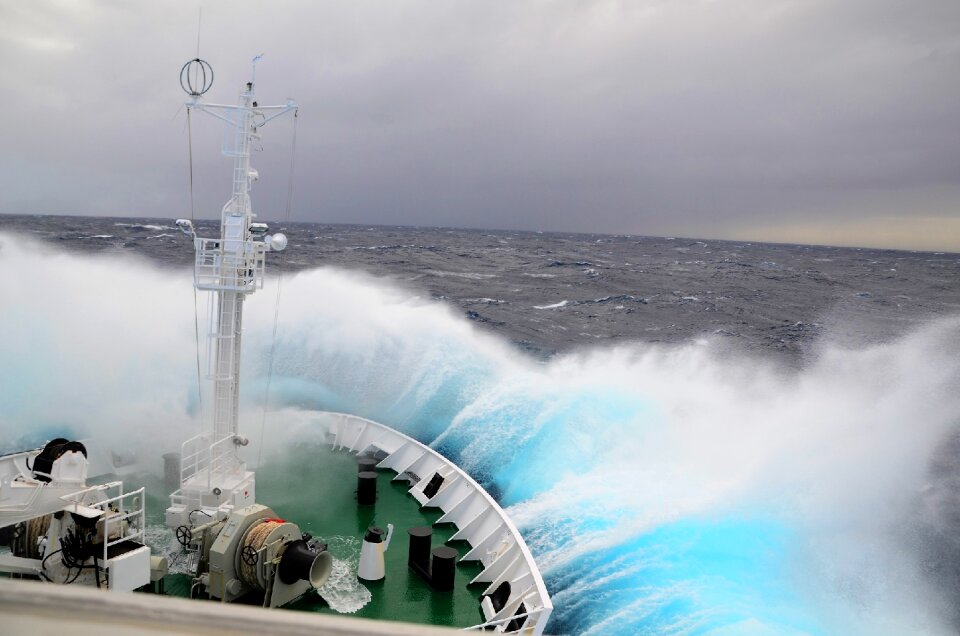 Ocean expedition gray wave