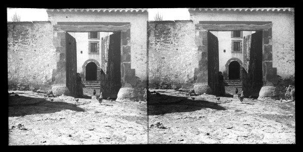 Portal , mur exterior i part de la façana de Lo Puig , amb una noia i aviram