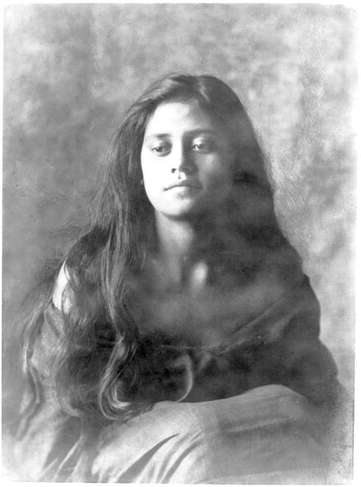 Portrait of Hawaiian girl LCCN2016650389