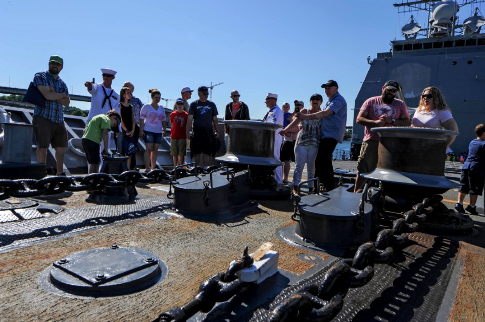 Portland Fleet Week tours 150606-N-OO032-012
