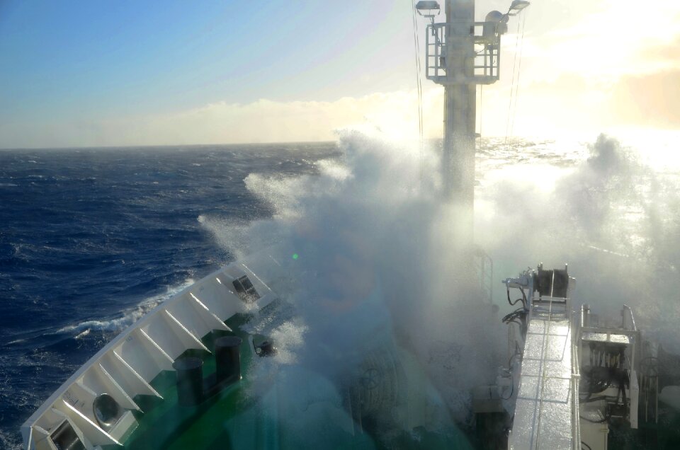 Waves ocean expedition