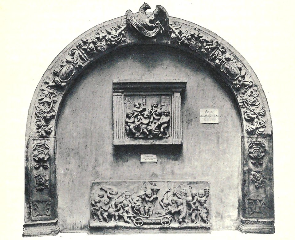 Portal des Schwarzen Adler am Thränsberg, im Inneren des Bogens Skulpturen vom Erker des Roch schen Hauses, jetzt im Hofe des Museums