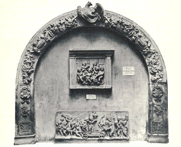 Portal des Schwarzen Adler am Thränsberg, im Inneren des Bogens Skulpturen vom Erker des Roch schen Hauses, jetzt im Hofe des Museums
