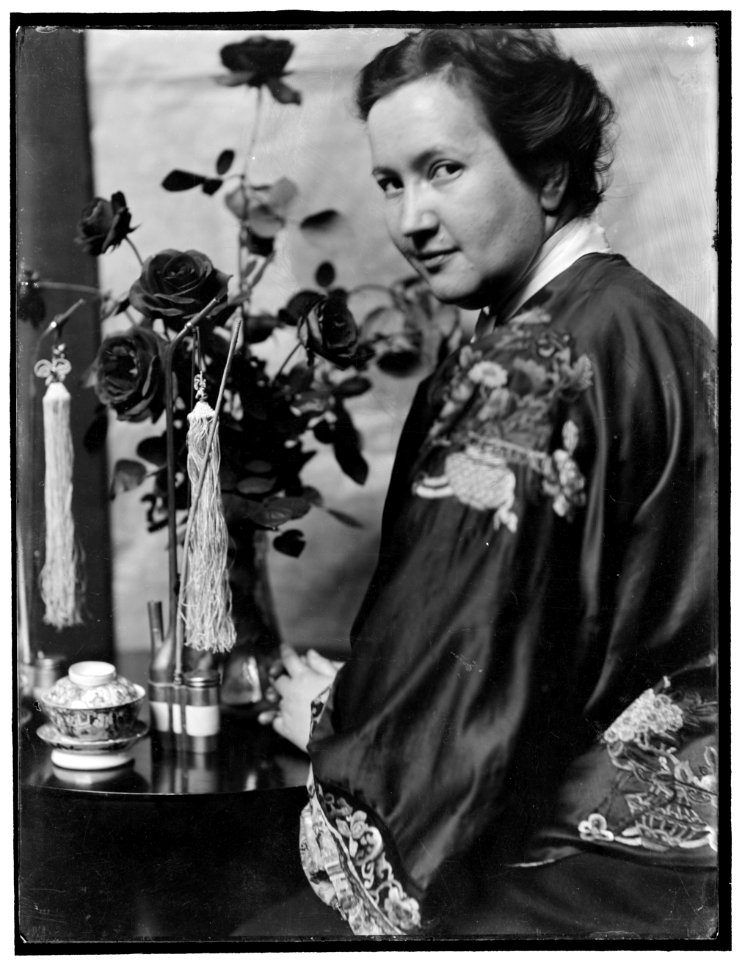Portrait of Harriet Hibbard, the photographer's assistant LCCN2006684225