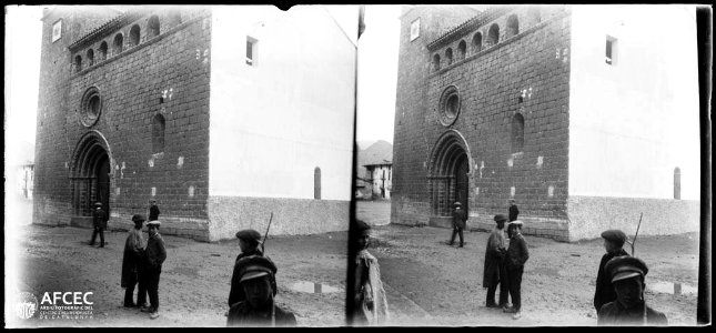 Portal i façana de l'església de Santa Maria d'Organyà amb uns nens en primer terme i més gent al fons