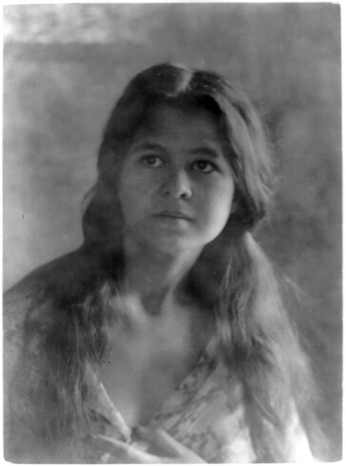 Portrait of Irish-Hawaiian girl LCCN2016650391
