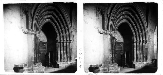 Portal principal de l'església de Santa Maria a Puigcerdà