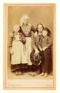 Portrait de famille en costume de Plougastel 994 0065 61
