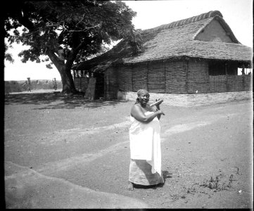 Portrait de femme devant une maison sl nd