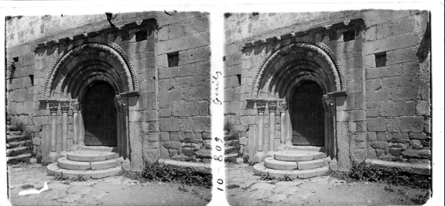 Portalada de l'església de Guils de Cerdanya