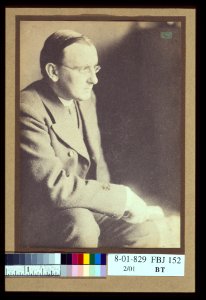 Portrait of man wearing glasses, seated with elbow resting on right knee) - EW LCCN2004676342