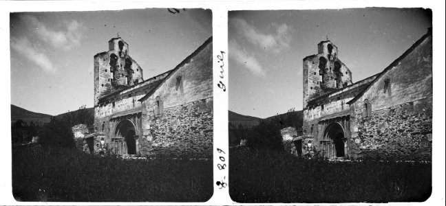Portalada i campanar de l'església de Guils de Cerdanya