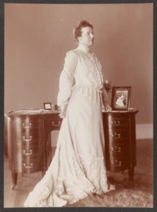 Portrait of Mrs. Roosevelt, standing, full-length LCCN2013651216