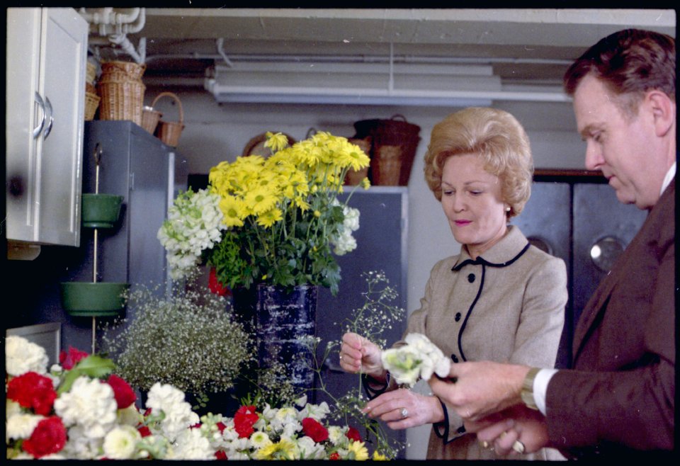 Portrait of Mrs. Nixon - NARA - 194341