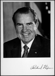 Portrait of President Nixon with autopen signature - NARA - 194771