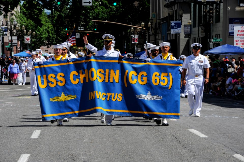 Portland Grand Floral Parade 150606-N-OO032-049