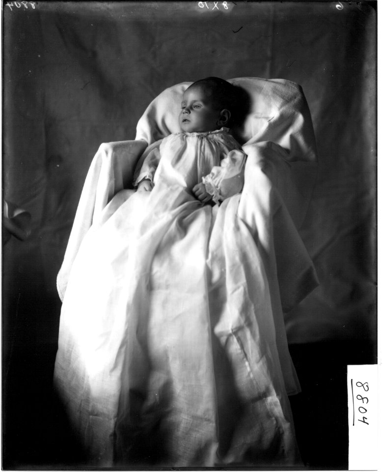 Portrait photograph of deceased infant, C. W. Stout 1908 (3200501368)