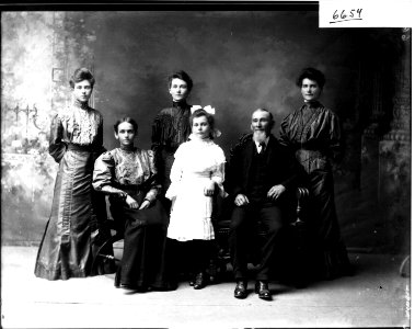 Portrait photograph of George Hitchner family 1905 (3195534046) photo