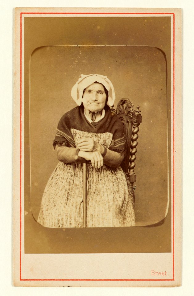 Portrait de femme en costume de Châteaulin 994 0065 64
