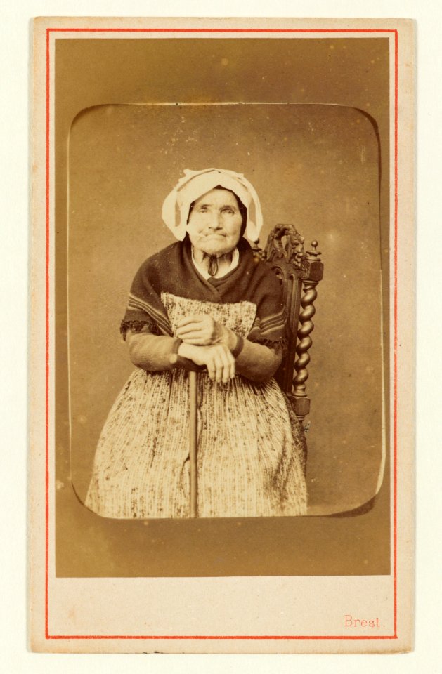 Portrait de femme en costume de Châteaulin 994 0065 64 photo