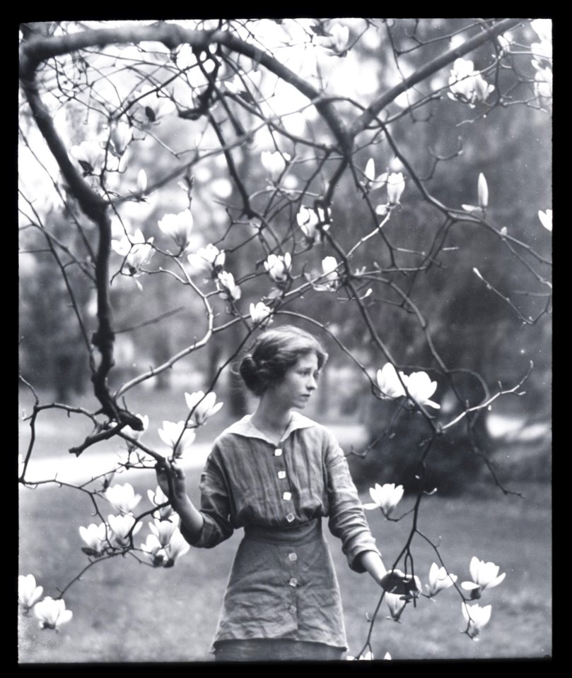 Portrait photograph of Edna St. Vincent Millay LOC agc.7a10216