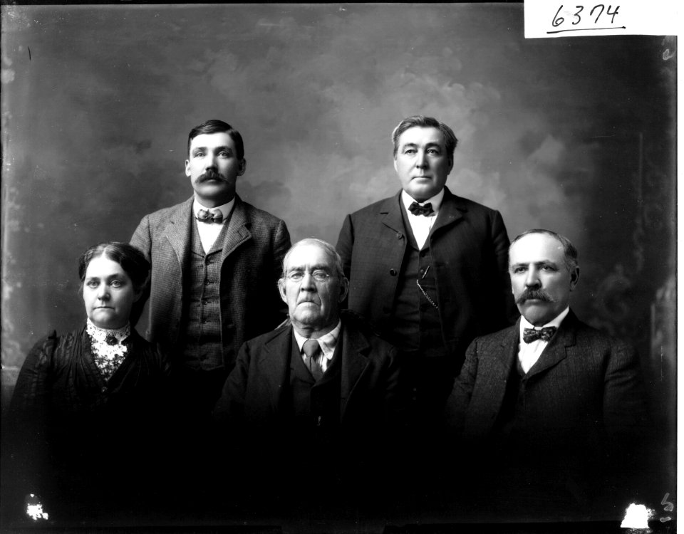 Portrait photograph of Mrs. L. J. Vanness and family members 1905 (3194707613)