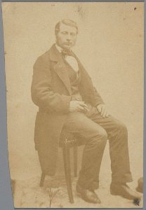 Portret van een onbekende jonge man zittend op stoel in tuin, foto 3 (max res)