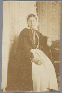 Portret van een onbekende jonge vrouw foto 1 (max res)