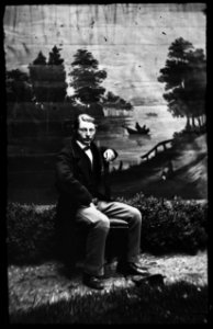 Portret van een onbekende jongeman -Dezelfde als A 1789, A 1798, A 1910-, zittend op stoel in de tuin van werf De Reus, Grote Bickersstraat 4 (max res) photo
