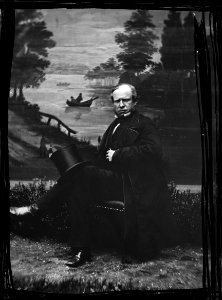 Portret van een onbekende man zittende met op zijn linkerknie zijn hoge hoed (schuin) (max res) photo