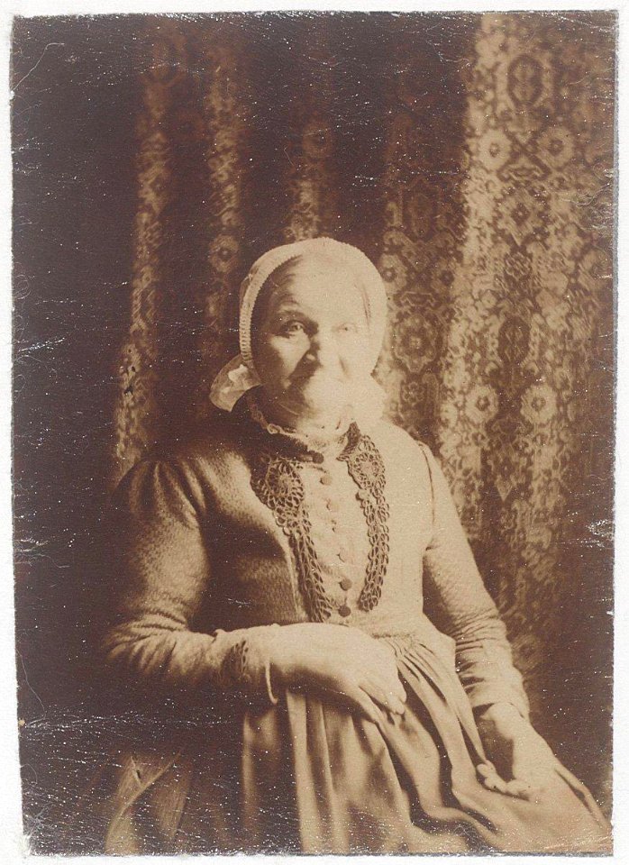 Portret van een onbekendvrouw, zittend voor een gordijn (max res)