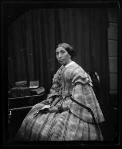 Portret van Hendrika Margaretha Outmans (1816-1888) of Neeltje Outmans (1818- ) zittend op stoel naast tafel (max res)