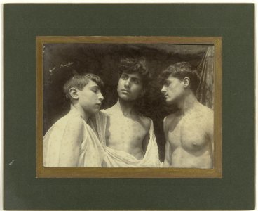 Portret van drie jongens met ontbloot bovenlichaam, Taormina, Sicilië, Italië, RP-F-F00216