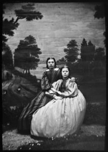 Portret van twee jonge vrouwen (max res) photo