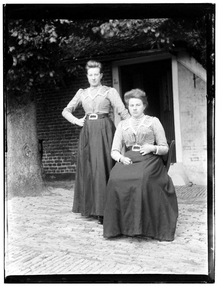 Portret van twee onbekende vrouwen (max res)