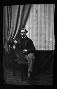Portret van een onbekende jonge man, ten voeten uit, zittend op stoel (max res)