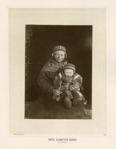 Portrett av Brita Olsdatter Nango med barn på fanget - Norsk folkemuseum - NF.15006-189