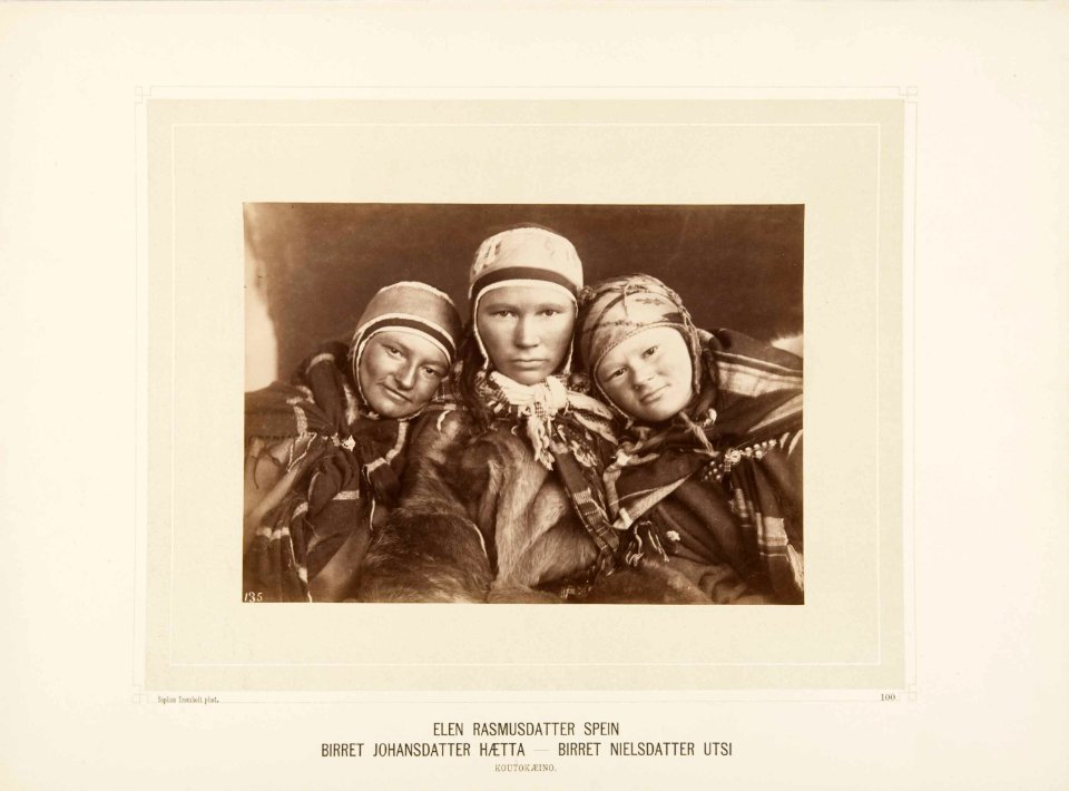 Portrett av Elen Rasmusdatter Spein, Birret Johansdatter Hætta og Birret Nielsdatter Utsi - Norsk folkemuseum - NF.15006-194