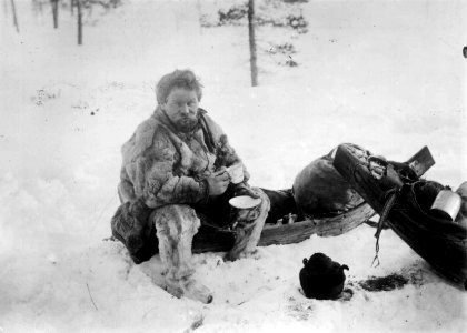 Portrett av Jakim, Wessels fører på en Kola-reise. Rast i skogen, nær Suenjel, Kola, Russland - Norsk folkemuseum - NF.06725-006