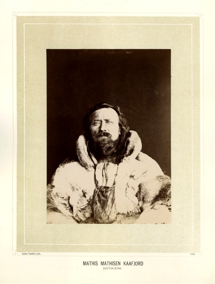 Portrett av Mathis Mathisen Kaafjord med pesk og skinnpung rundt halsen - Norsk folkemuseum - NF.15006-109