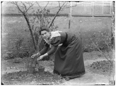 Portret van een onbekende vrouw aan het tuinieren (max res) photo