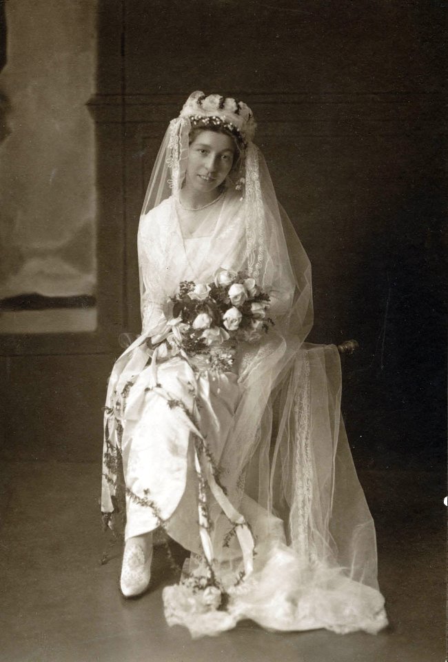 Porträtt av Alfhild Arosenius i bröllopsklänning - Nordiska Museet - NMA.0054271
