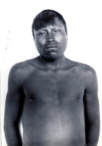 Porträtt av en man , överkropp. Se även 71-2; smma man i profil. (Ant. SK). Gran Chaco. Bolivia - SMVK - 0072.0004
